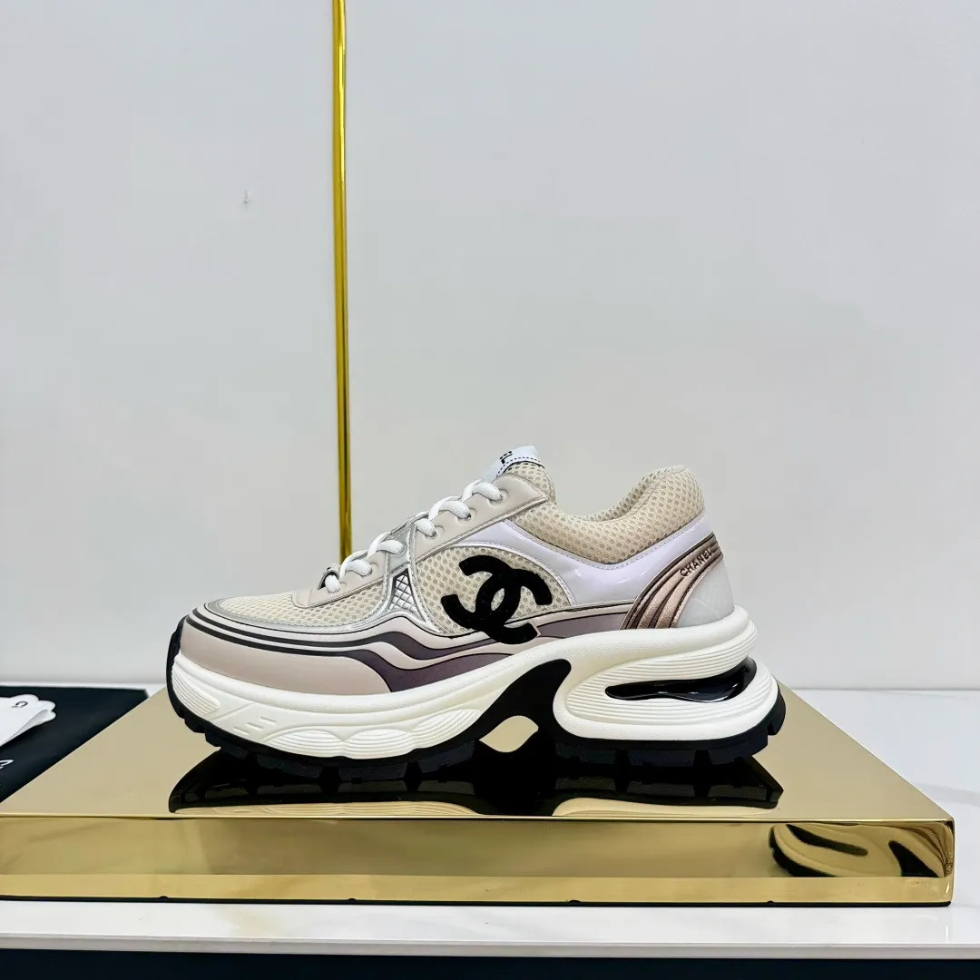 👟👟Ex-factory price 680👟👟 Upgraded version, upgraded version, upgraded version! No rebuttal accepted! ! ! ! Chanel Chanel panda shoes! 2025 counter's top casual sports shoes. This classic design; the upper is electro-embroidered with a variety of techniques; the outsole is fashionable and sporty; the unusual inclusion of a variety of color matching elements... The diversified mix and match is very good-looking and versatile, and can be used for leisure, fashion, sports, and outdoor... ꫛꫀꪝ Go➫ Materials: ❶Upper made of: original imported first-layer silk cowhide + original waterproof cloth + original first-layer cowhide ❷Inner lining: Original Yangli+Net ❸Outsole based on: Original TPU combination outsole Counter boutique packaging complete set for women 35–41 👉 👉 👉 👉